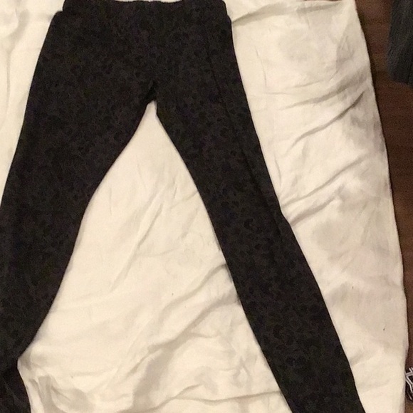 Cabi Black Leopard Print Leggings Size Small - Picture 4 of 4